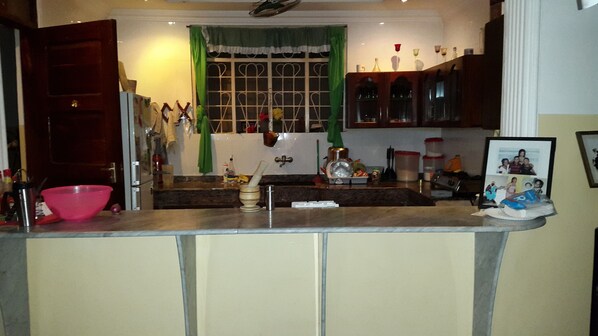 Kjøleskap og mikrobølgeovn