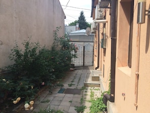 Property grounds - ECONOMY DOUBLE ROOM WITH PRIVATE BATHROOM - ROOM NR 4 (București)