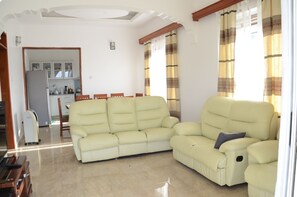TV, DVD player, stereo - Muyenga Vacation Home – Executive Apartment (Makindye)
