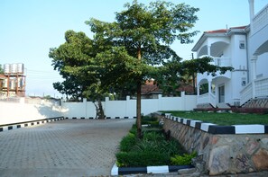Property grounds - Muyenga Vacation Home – Executive Apartment (Makindye)