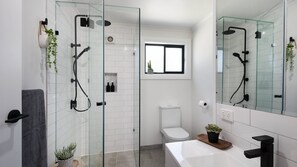 Shower - Forager @ Bodhi Cottage 6-  a tranquil retreat 5 mins from Daylesford (Daylesford)