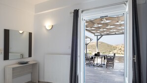 Ett hotellrum med en säng, ett badrum och utsikt över omgivningarna.
