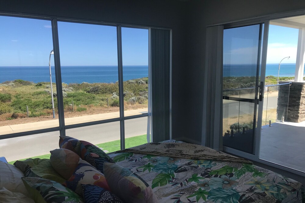 Beach house at SeaScapes, Mandurah (free spaceX wifi)