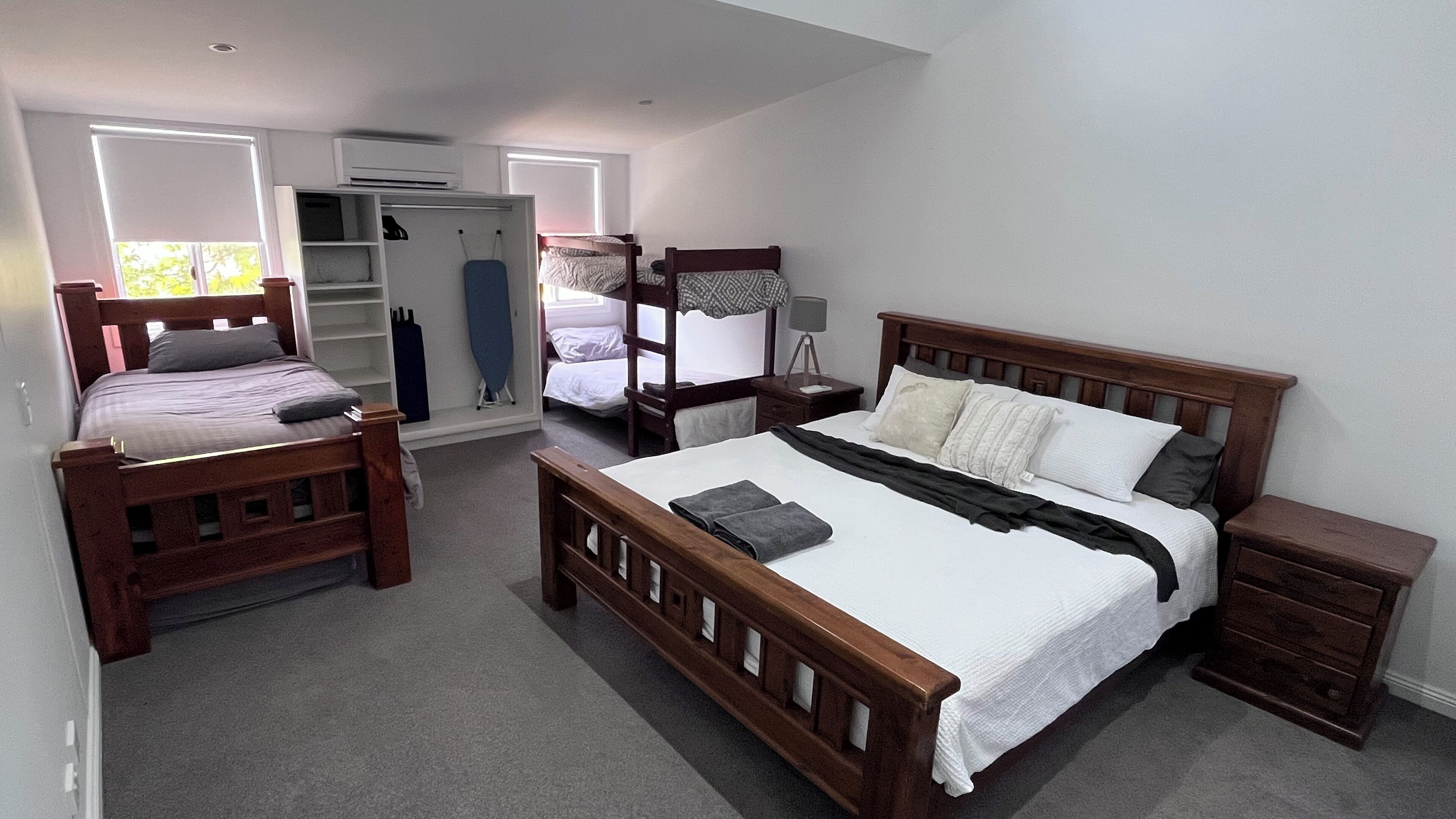 5 bedrooms, iron/ironing board, WiFi, bed sheets