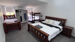 5 bedrooms, iron/ironing board, WiFi, bed sheets - Jackaleah Farm  Stay Oxley (Oxley)