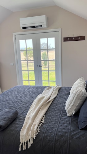 Jackaleah Farm  Stay Oxley