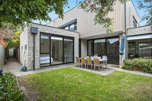 Outdoor dining - Generous Grove Road Townhouse (Barwon Heads)