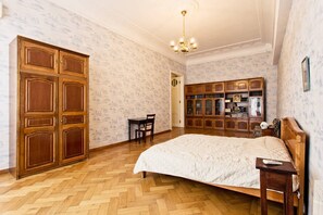 4 bedrooms, iron/ironing board, internet, bed sheets