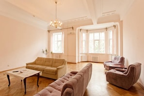 Télévision, lecteur de DVD, livres