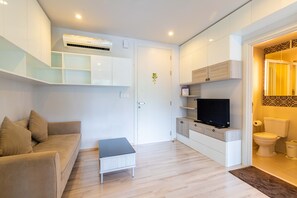 TV - Please do not book.  I am tring to unlist this property (Tambon Talat Yai)