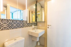 Regadera, secadora de cabello, toallas, jabón