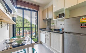 Microondas, parrilla de estufa y cafetera y tetera