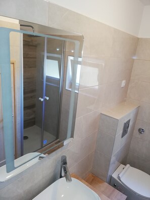 Dusche, Haartrockner, Handtücher, Toilettenpapier