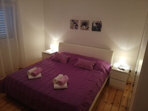 3 habitaciones, tabla de planchar con plancha, wifi y ropa de cama 