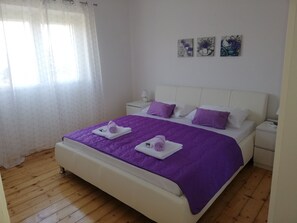 3 bedrooms, iron/ironing board, WiFi, bed sheets