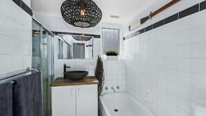 Bathtub - Marese 1 - Groundfloor Beachfront Unit (Avoca)