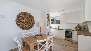 Mikrobølgeovn, ovn, kokeplater og oppvaskmaskin