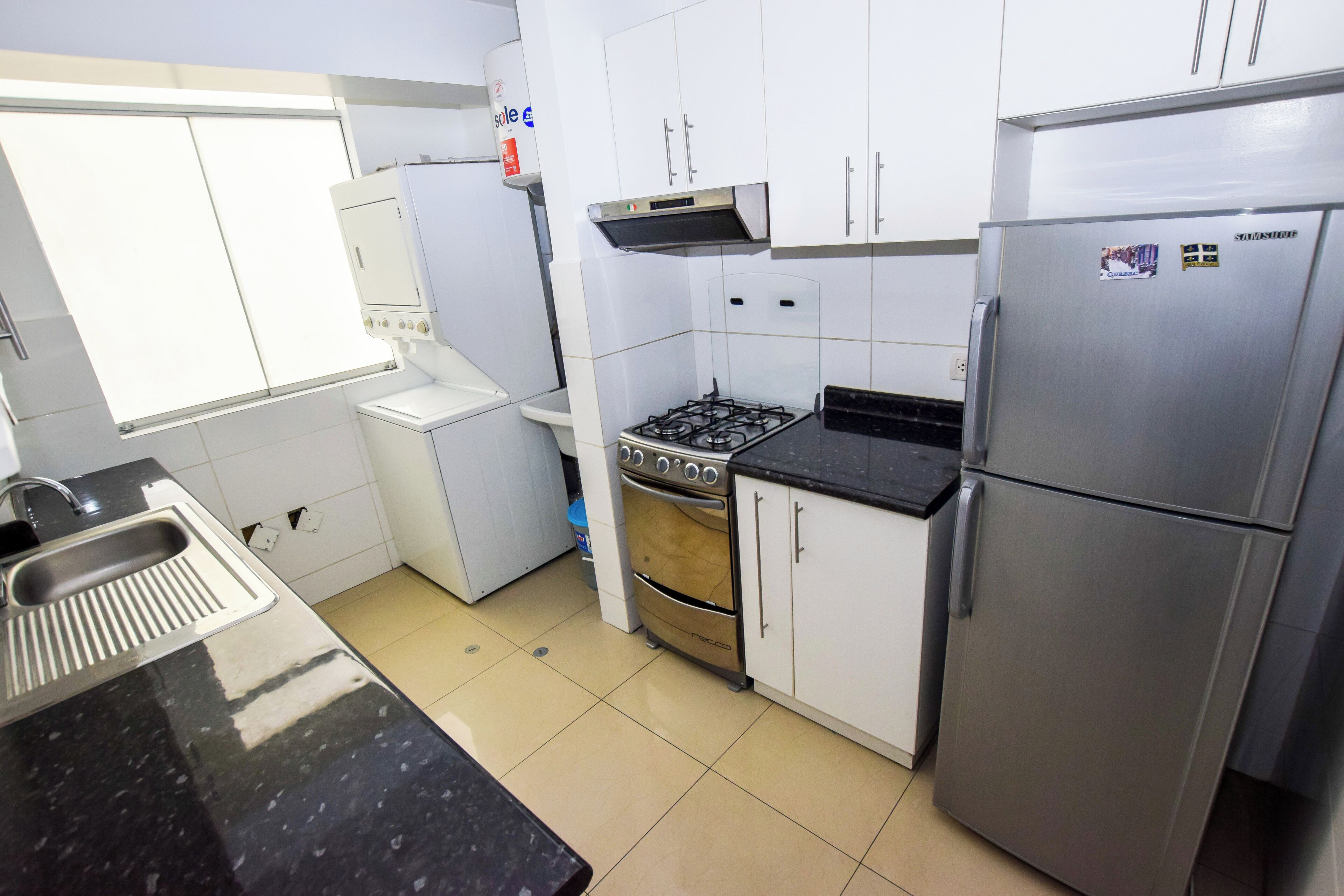 Refrigerador, microondas, horno y parrilla de estufa 