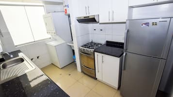 Refrigerador, microondas, horno y parrilla de estufa