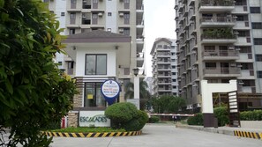 Exterior - Cosy Home with Pool Access near Train & Bus Stations, up to 4pax. (Quezon City)