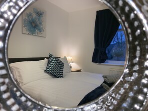 2 bedrooms, Egyptian cotton sheets, premium bedding, memory-foam beds