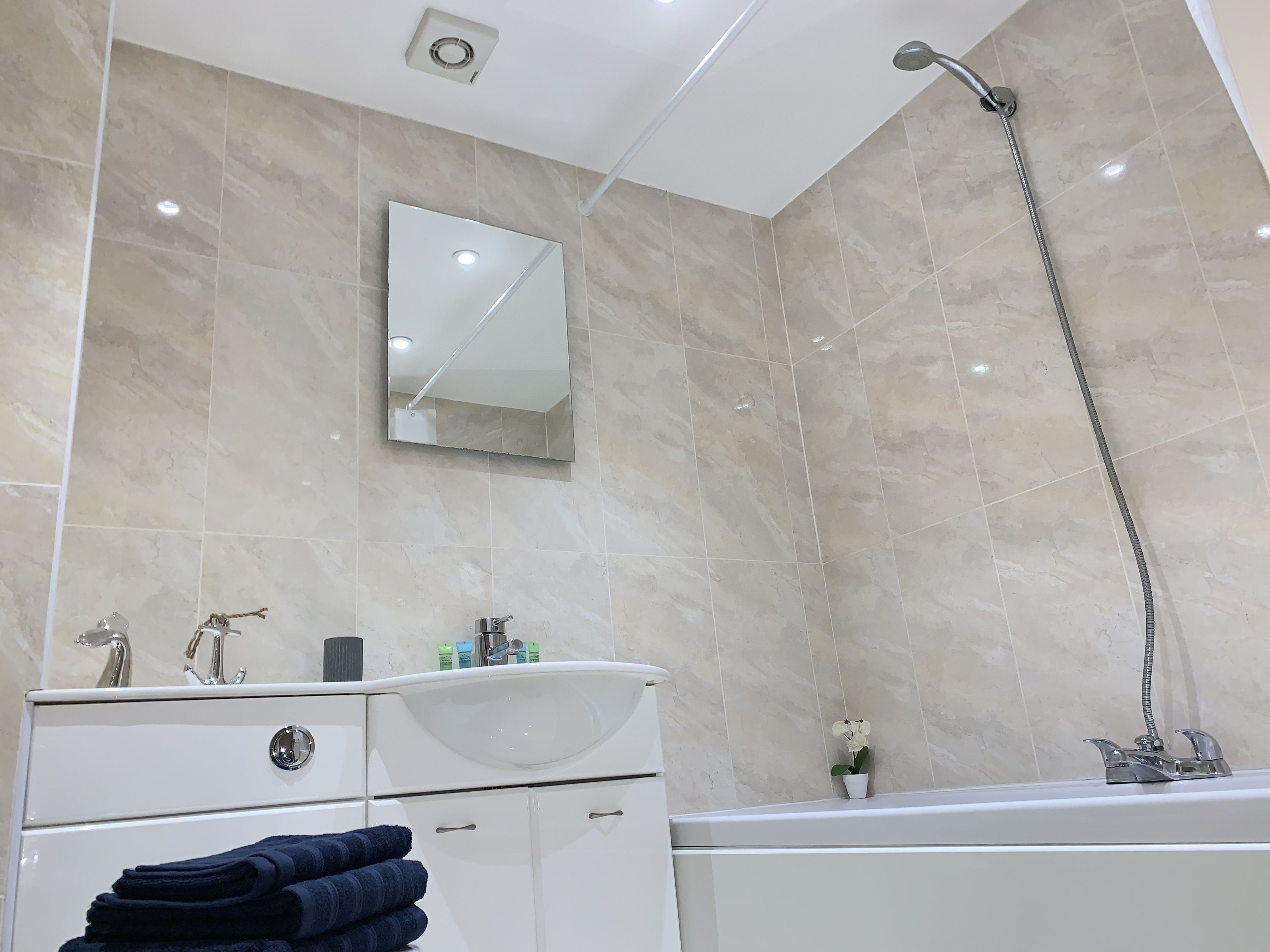 Deep-soaking bathtub