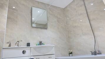 Deep-soaking bathtub