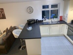 Full-size fridge, microwave, oven, stovetop - Grand Central Executive Apartments (Derby)