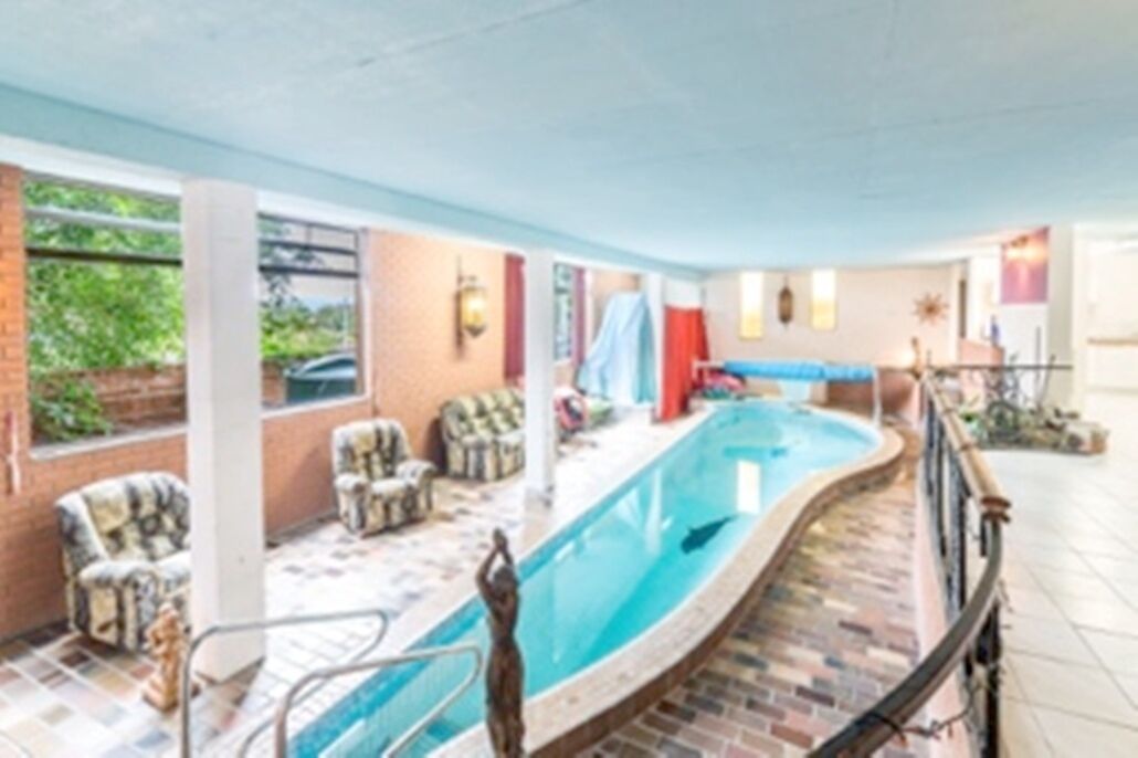 Ashmore PET FRIENDLY  solar heated indoor Pool - no frills price 