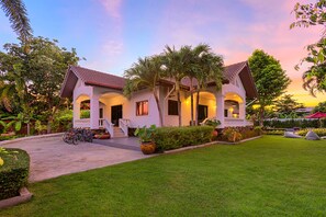 Exterior - Happy Family Villa2 / 5 bedrooms detachted pool villa (Chalong)