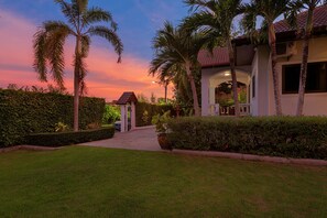 Property grounds - Happy Family Villa2 / 5 bedrooms detachted pool villa (Chalong)