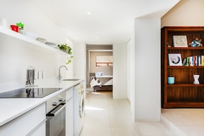 Refrigerador, microondas, horno, placa de cocina