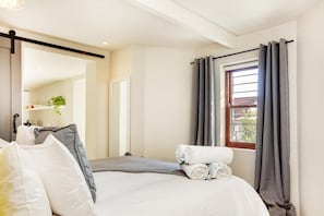 1 habitación, tabla de planchar con plancha y cuna de viaje