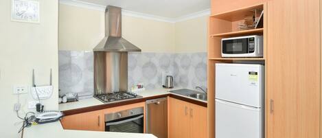 KĂŒhlschrank, Wasserkocher mit Kaffee-/Teezubehör
