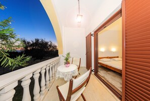 Outdoor dining - Triple Room with Balcony (Kalamaki, Zakynthos)