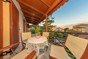 Outdoor dining - Triple Room with Balcony (Kalamaki, Zakynthos)