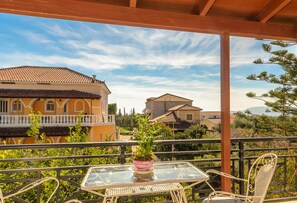 Outdoor dining - Triple Room with Balcony (Kalamaki, Zakynthos)