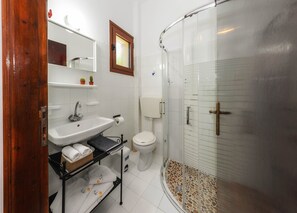 Suihku, hiustenkuivaaja, pyyhkeet