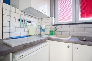 Mikrowelle, Wasserkocher mit Kaffee-/Teezubehör