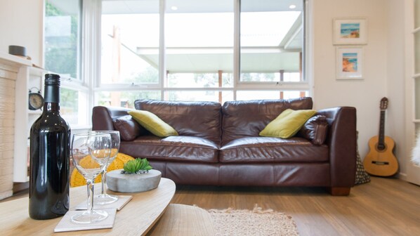 LCD TV, DVD player, books, stereo - Mudri on the Peninsula getaway (Rosebud)