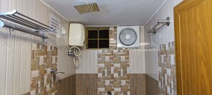 Shower, towels, soap, shampoo - Swasthi Griha Homestay,Aranmula,Kerala,India (Aranmula)