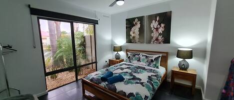 2 slaapkamers, een bureau, een strijkplank/strijkijzer, gratis wifi