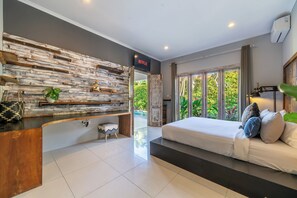 2 bedrooms, Internet - Villa Sarong 1 funky design in prime location close to Potato Head (Petitenget)