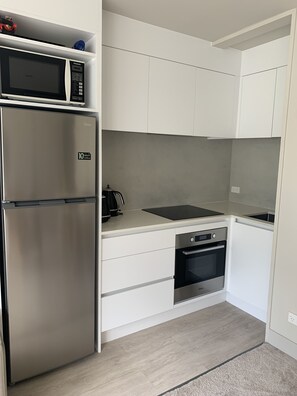 Fridge, microwave, oven, stovetop - Deluxe Apartment By the Beach - 20 steps to beautiful Kohi Beach and waterfront. (Kohimarama)