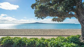 Ranta lähistöllä, aurinkotuoleja, rantapyyhkeitä