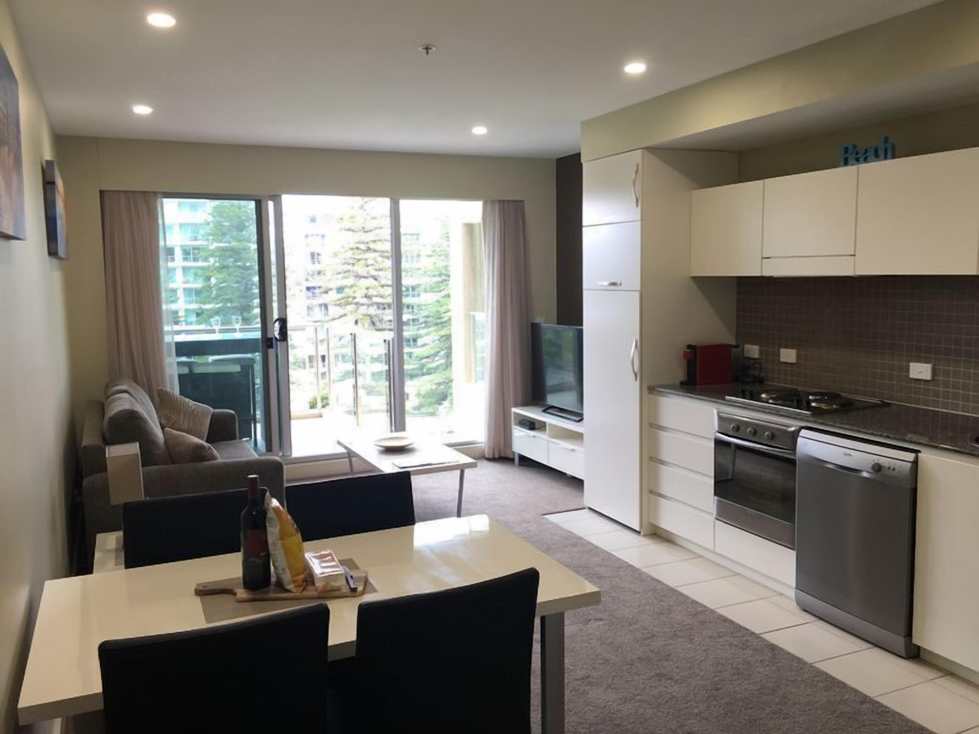 Glenelg Luxury Apartment — image 4