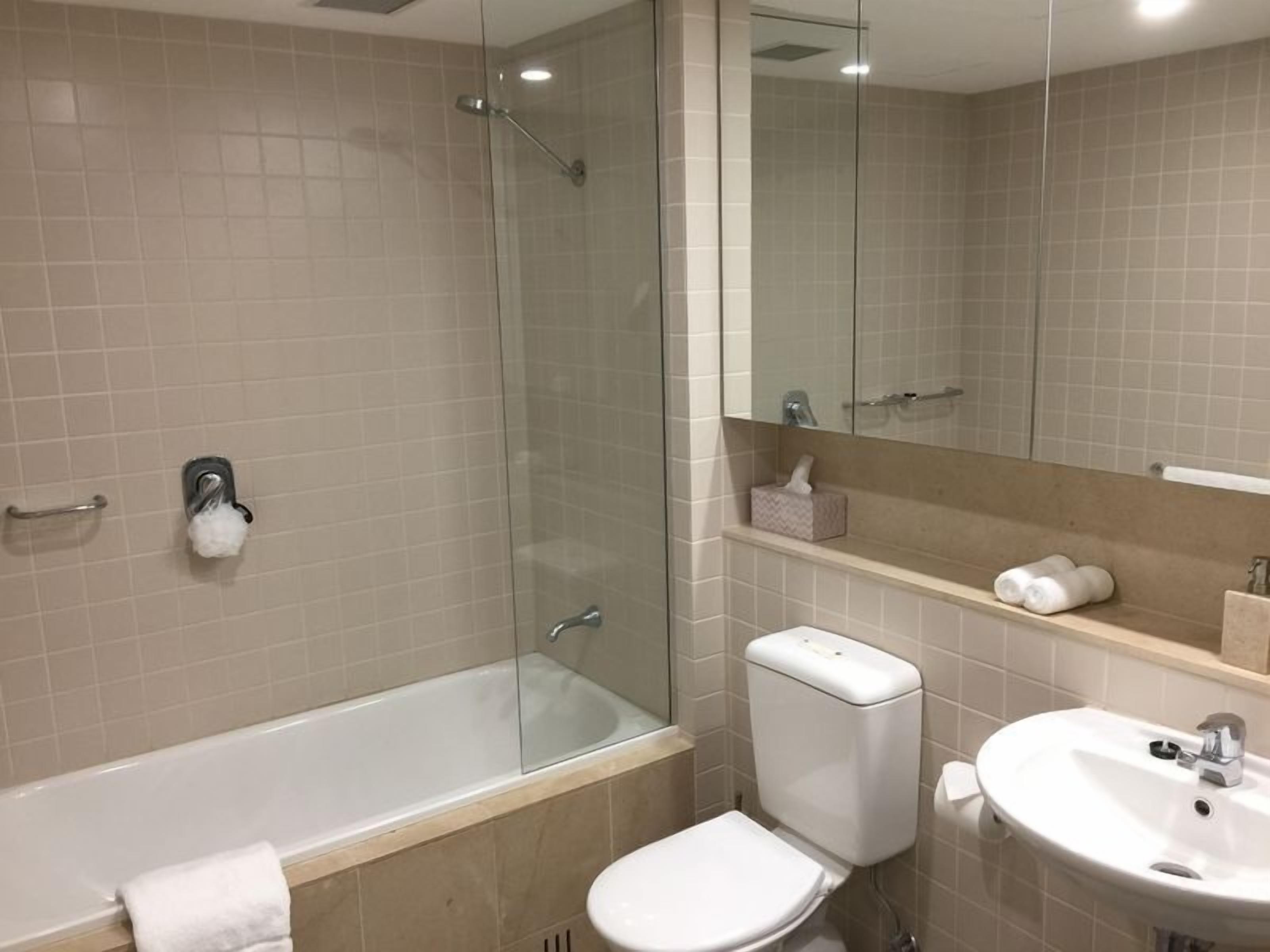 Glenelg Luxury Apartment — image 8