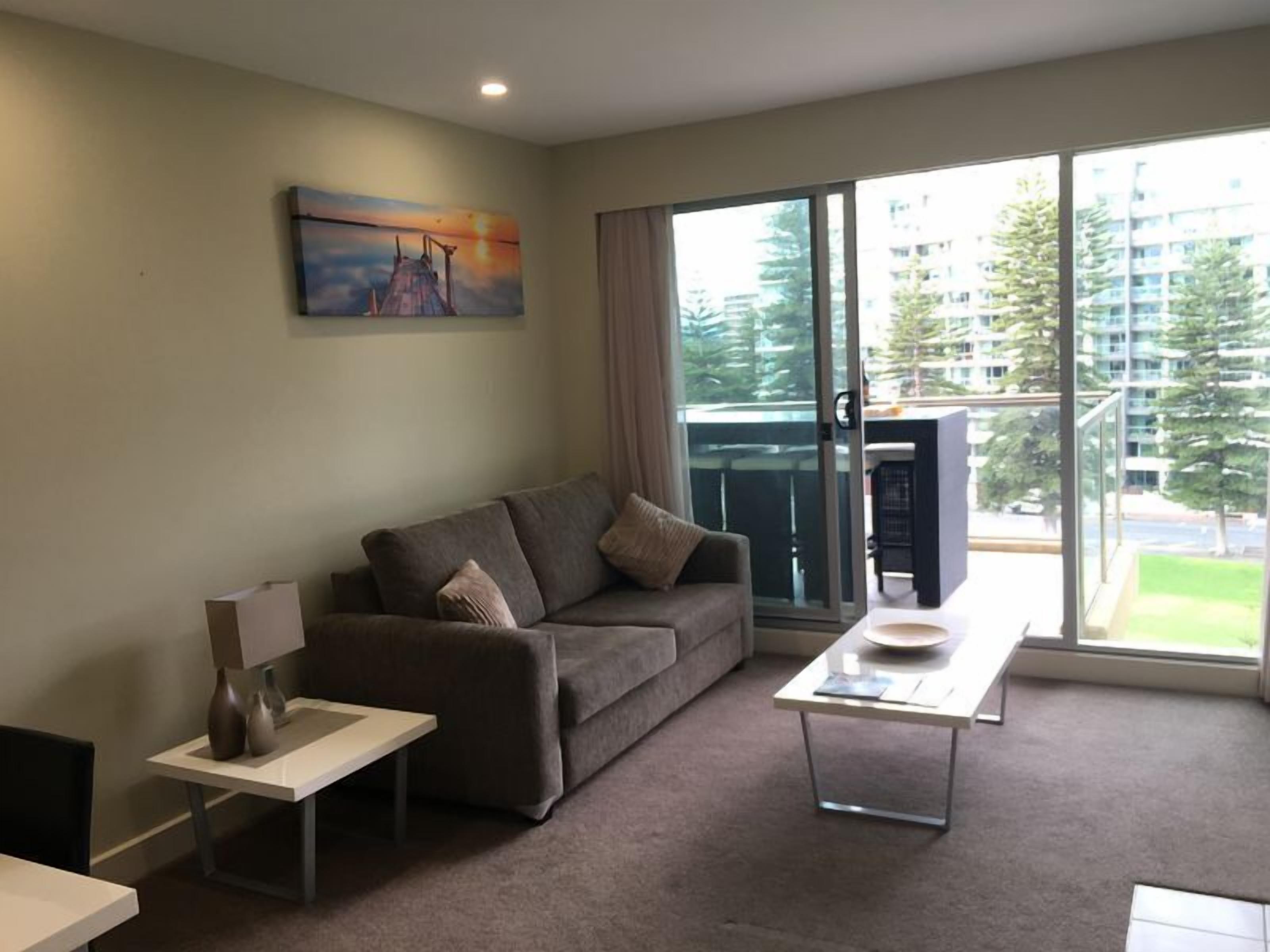 Glenelg Luxury Apartment — image 3