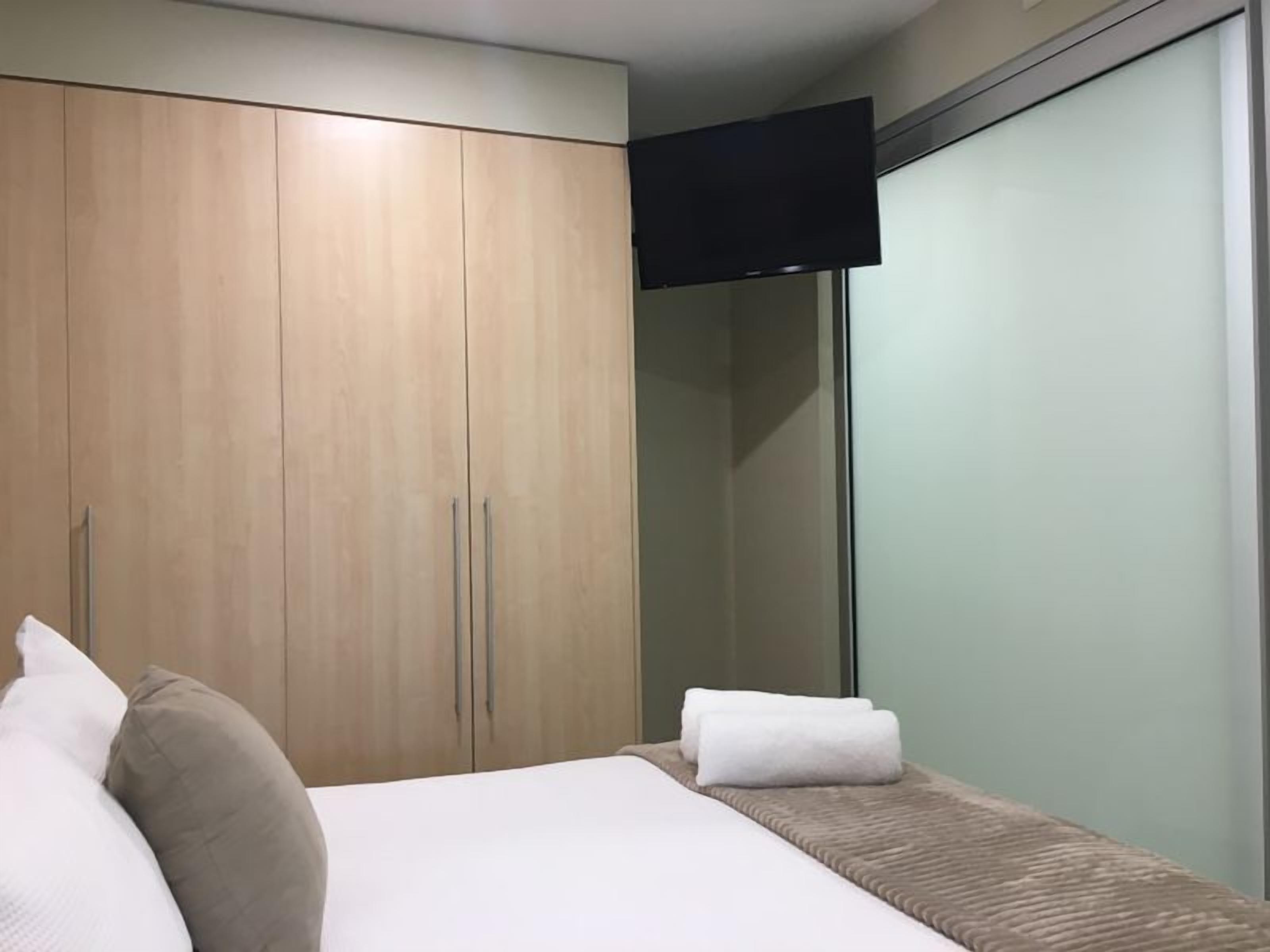 Glenelg Luxury Apartment — image 7