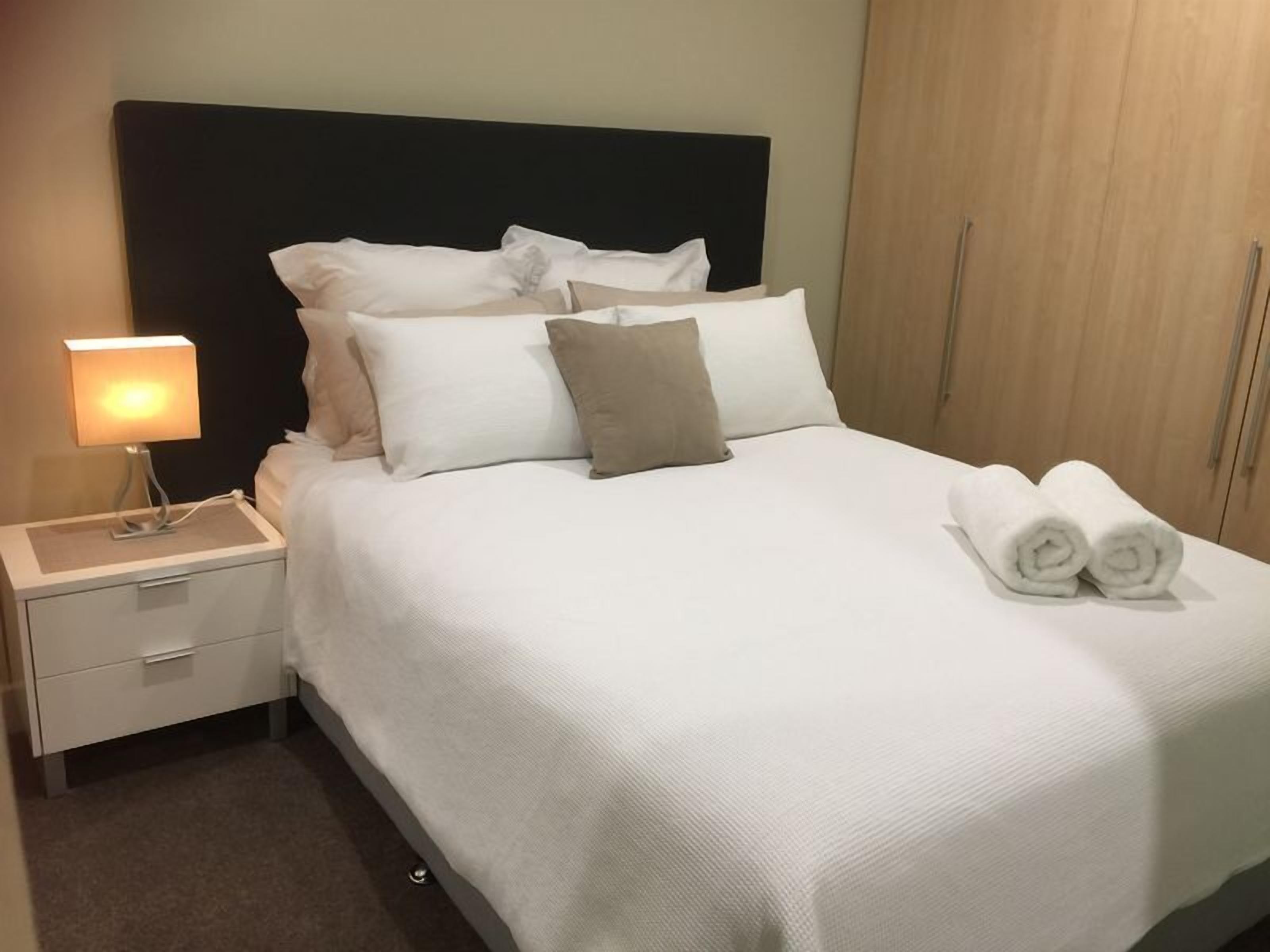 Glenelg Luxury Apartment — image 5